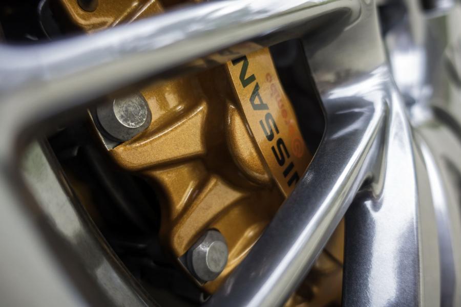  Nissan GT-R 45th Anniversary Gold Edition 2015 года  (фото 15 из 22)